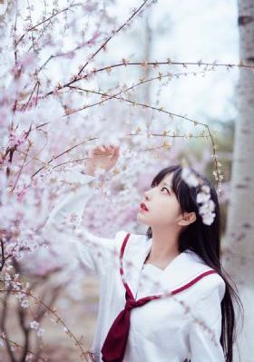 女人脱了内裤趴开腿让男躁动态图